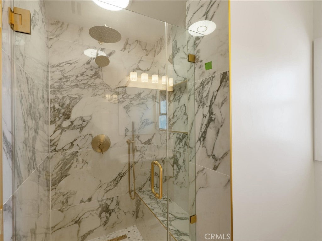 99 Calle Mayor, updated bathroom shower